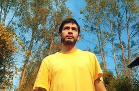 El nuevo disco de Cristóbal Briceño desde su rincón: “Hasta terminé aforrándole al sillón para conseguir el sonido de bombo que necesitaba”