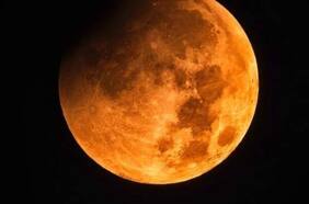 ¡Comenzó el eclipse! Todo Chile es testigo de una “Luna de Sangre”, un eclipse lunar total