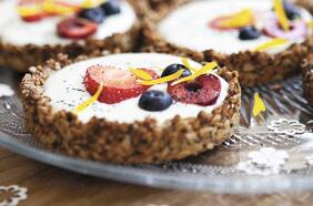 Tartaletas de granola y frutos rojos