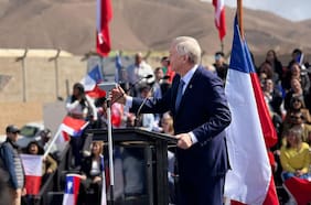 En la recta final, Kast instala tema migratorio en la campaña e instruye a Carter viajar a Arica