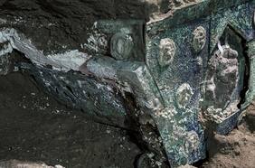 Hallazgo único: arqueólogos desentierran un antiguo carruaje ceremonial cerca de Pompeya