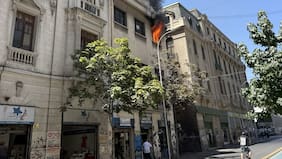 Incendio estructural afecta a edificio en Santiago Centro: cinco compañías trabajan en la emergencia