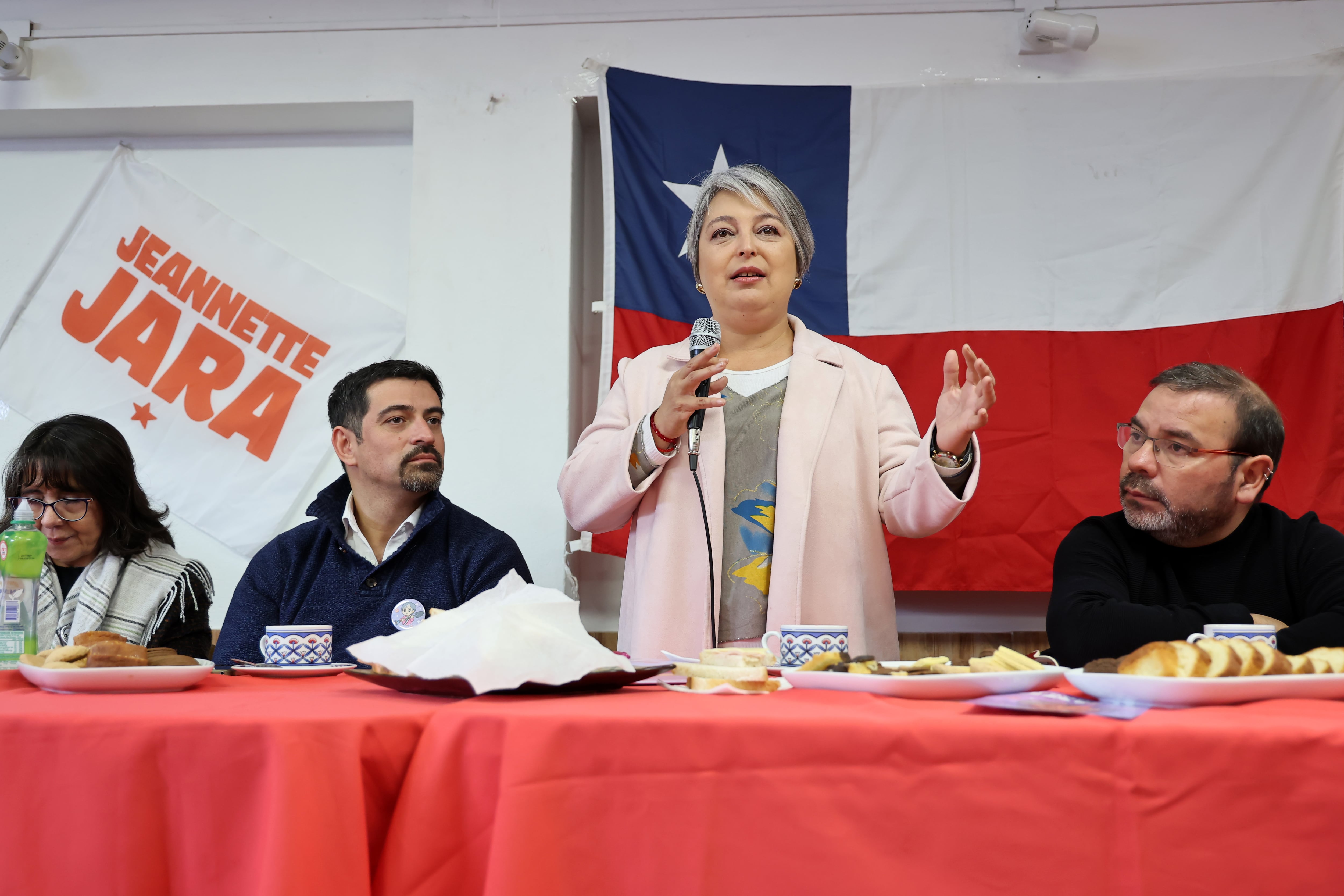 Junto al alcalde de Cerro Navia, Mauro Tamayo participó en un desayuno con vecinos de la Comuna de Cerro Navia.
Javier Torres/Aton Chile