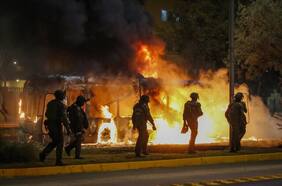 Tres buses quemados, barricadas y enfrentamientos marcan nueva conmemoración del Día del Joven Combatiente