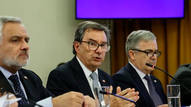 Barros delinea su agenda en Defensa y anuncia reactivación de la discusión por las RUF y extensión de la carrera militar