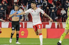 Williams Alarcón convierte un golazo en la derrota de Huracán