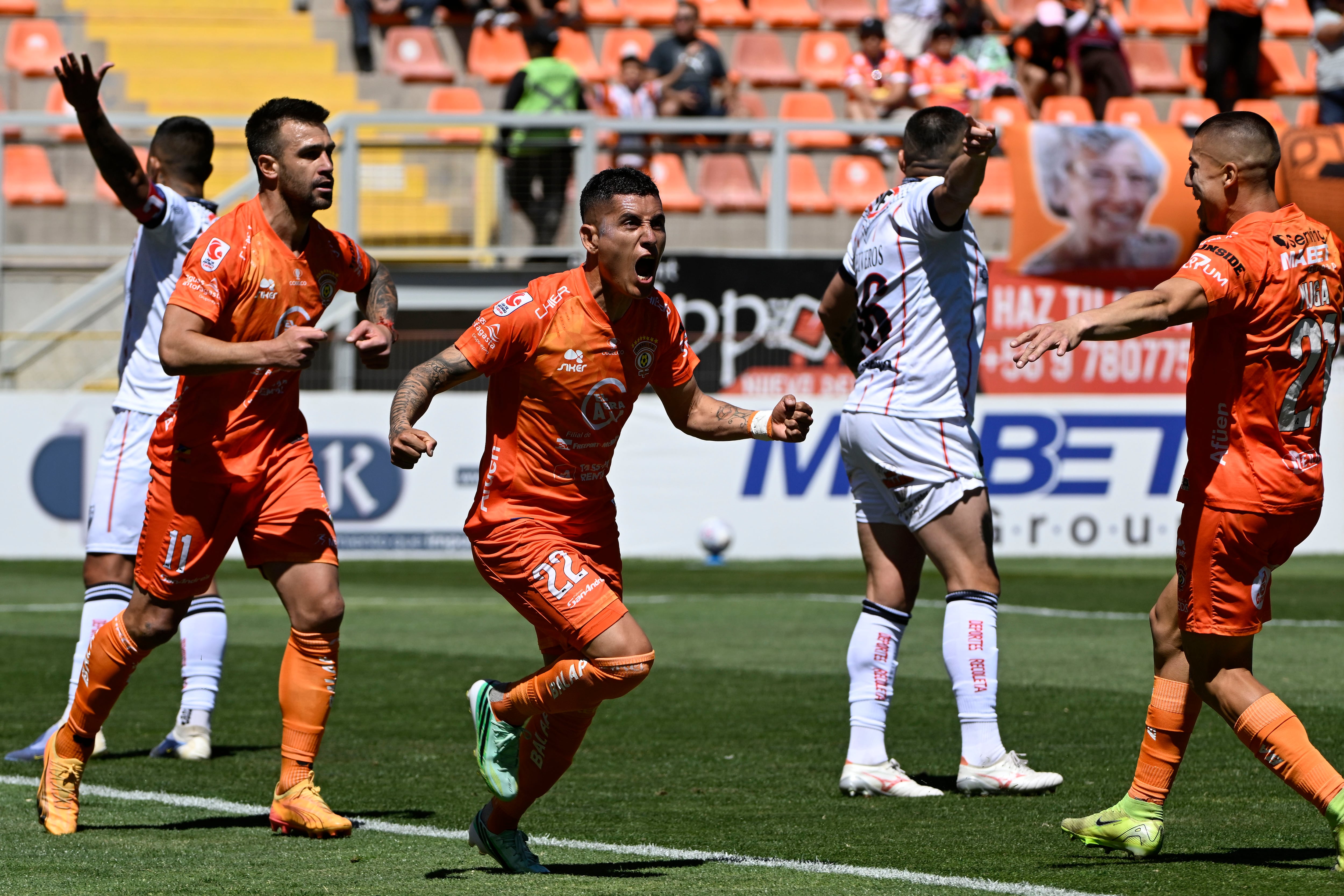 Cobreloa golea a Deportes Recoleta y no se baja de la pelea por el ascenso directo en la Primera B