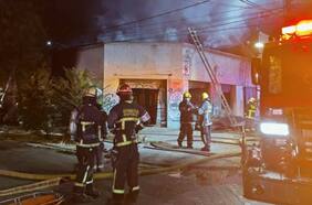 Incendio afectó a al menos seis inmuebles en el centro de Santiago