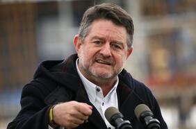 Gobernador Orrego afirma que nueva cárcel en el centro de Santiago estaría lista para operar en “tres o cuatro años”