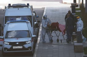 Baja tasa de vacunación y falta de medidas estrictas: las razones tras las altas cifras de muertos por Covid en Rusia