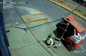 Mujer cae en un pozo al bajar de un mototaxi en Perú