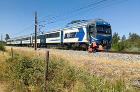 Automóvil resulta destruido tras choque con tren en Linares: cruzó por paso no regulado