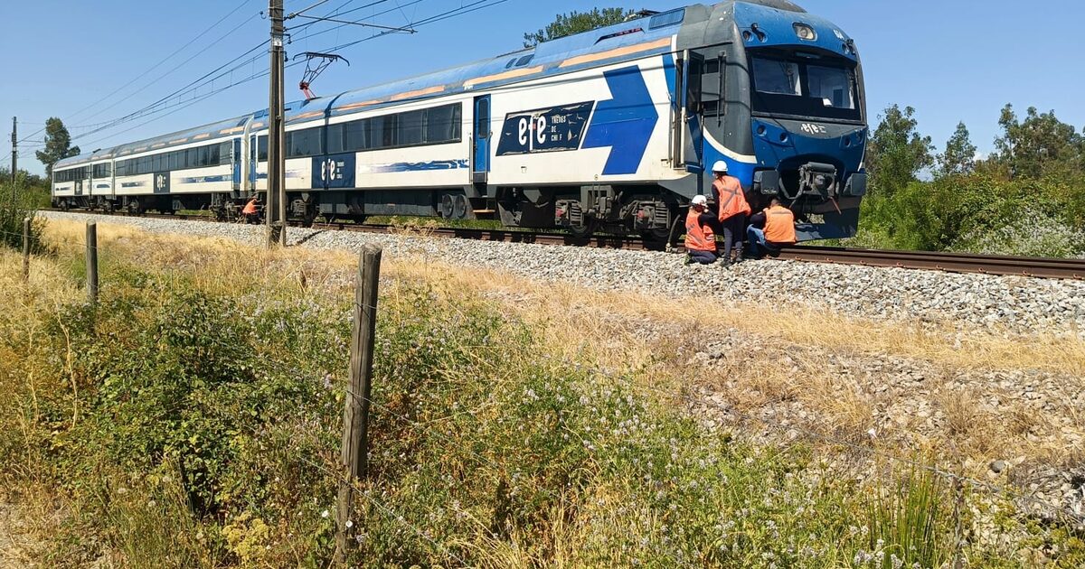 Automóvil destrozado al chocar con tren en Linares Automóvil destrozado al chocar con tren en Linares