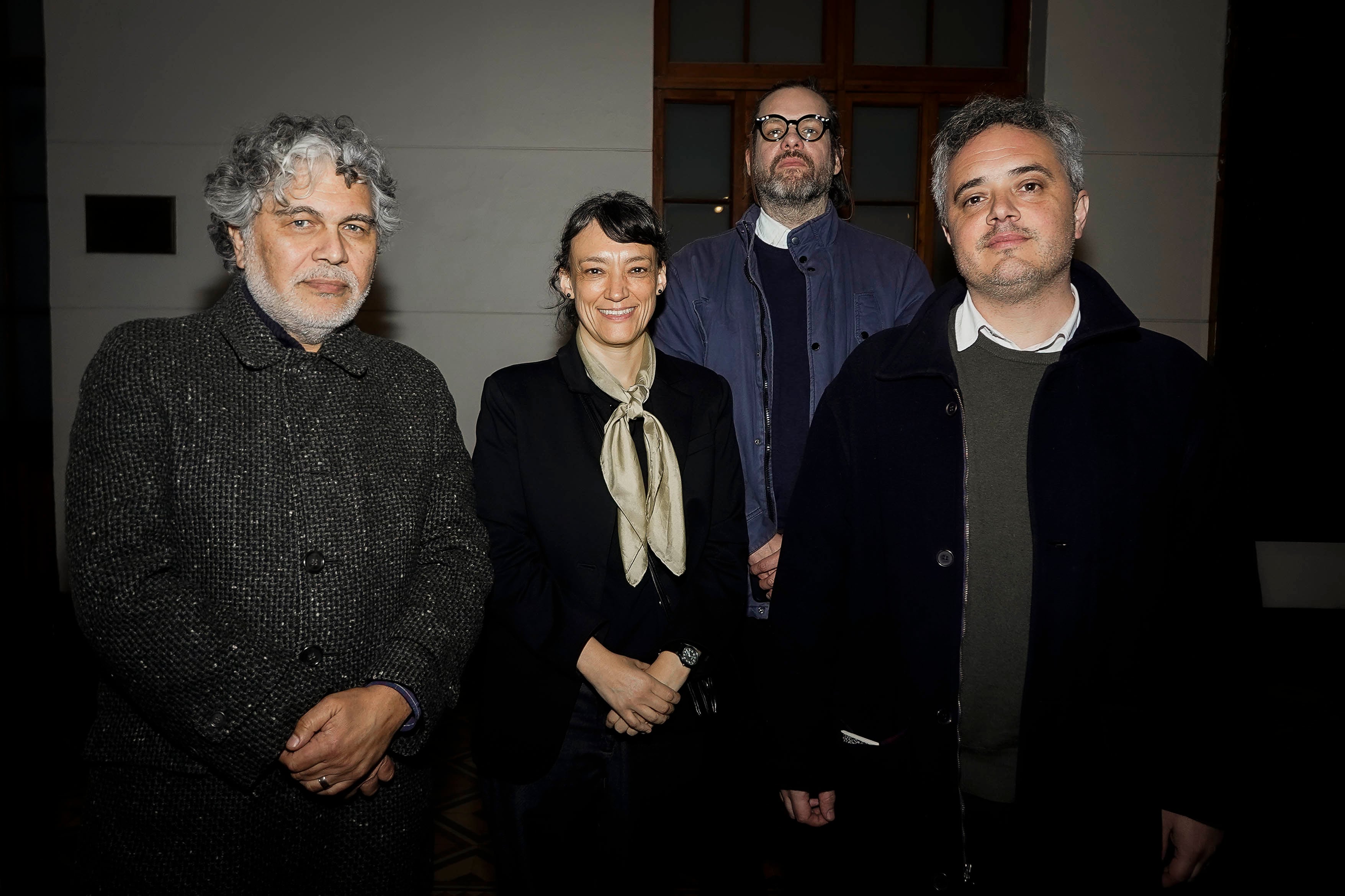 Guillermo Soto, decano de la Facultad de Filosofía y Humanidades de la U. de Chile; María José Ferrada, ganadora del Premio Manuel Montt; Juan Manuel Silva, editor de Planeta y Montacerdos; y Felipe Gana, editor de la Universidad Diego Portales.