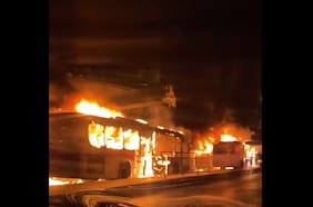 Encapuchados queman tres buses en población La Victoria