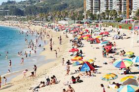 Bañarse en el mar y en piscinas tiene casi el mismo riesgo de contagio con el virus