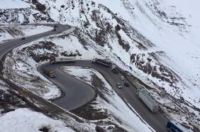 Bajar la Cuesta Caracoles en un camión con 45 toneladas de carga: ¿Cómo se hace?