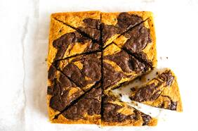 Aprende a hacer queque marmolado de zapallo y chocolate