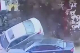 De no creer: niño lanza petardos a una alcantarilla y provoca gran explosión