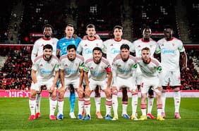 “Ridiculizado y corriendo como un pollo sin cabeza”: las críticas que golpean al Sevilla de Gabriel Suazo y Alexis Sánchez