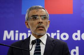 Ministro Cordero afirma que Colo Colo presentará querella contra 20 hinchas que protagonizaron desmanes en el Monumental