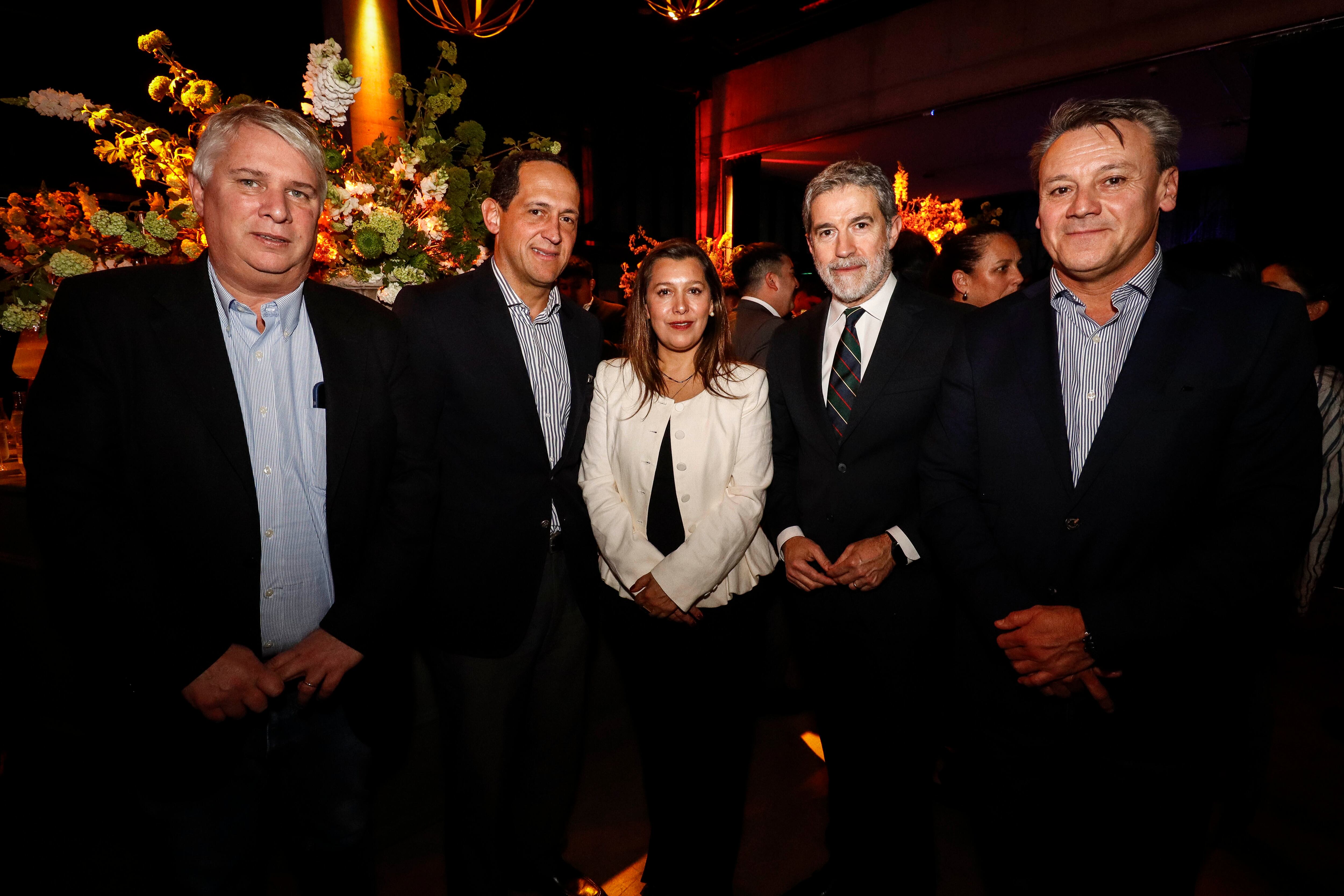 Christian Caglevic, jefe Unidad de Estudios Clínicos Fundación Arturo López Pérez (FALP); Cristián Ayala, gerente general Fundación Arturo López Pérez; Mariela Formas, vicepresidenta ejecutiva Cámara de la Innovación Farmacéutica; Paulo Ramírez, gerente de Contenidos Estratégicos de Copesa y Augusto Marcos Camus, director comercial Grupo Copesa.