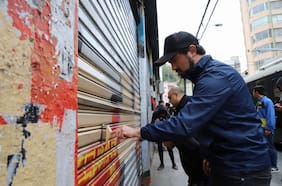 Tenían detenciones previas: Sharp se querella contra grafiteros que rayaron edificio municipal y busca penas de trabajo comunitario