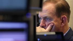 Ataque a Irán: “Índice del miedo” registra violenta alza y llega a máximos del año mientras los inversionistas se refugian en el oro