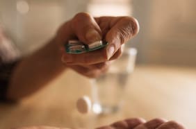 Tomar un popular medicamento puede protegerte contra el segundo cáncer que causa más muertes en el mundo