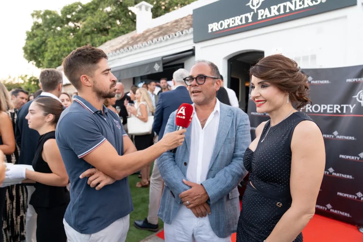 Cristián Araya y su socia Javiera Erazo, entrevistados por un canal de televisión local en Marbella.
