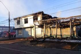 Incendio deja un supermercado y otros locales comerciales destruidos en Loncoche