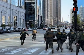 Ciclista escapa de más de 10 agentes del ICE en pleno centro de Chicago