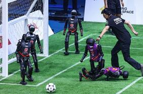 ¡Atentos futbolistas! China organiza el primer torneo de fútbol de Robots controlados por IA