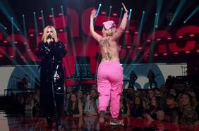 Avril Lavigne es interrumpida en el escenario por una activista en topless