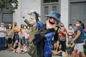 El teatro es un sueño: el festivo espectáculo callejero de Teatro a Mil que podrás ver gratis en el centro de Santiago