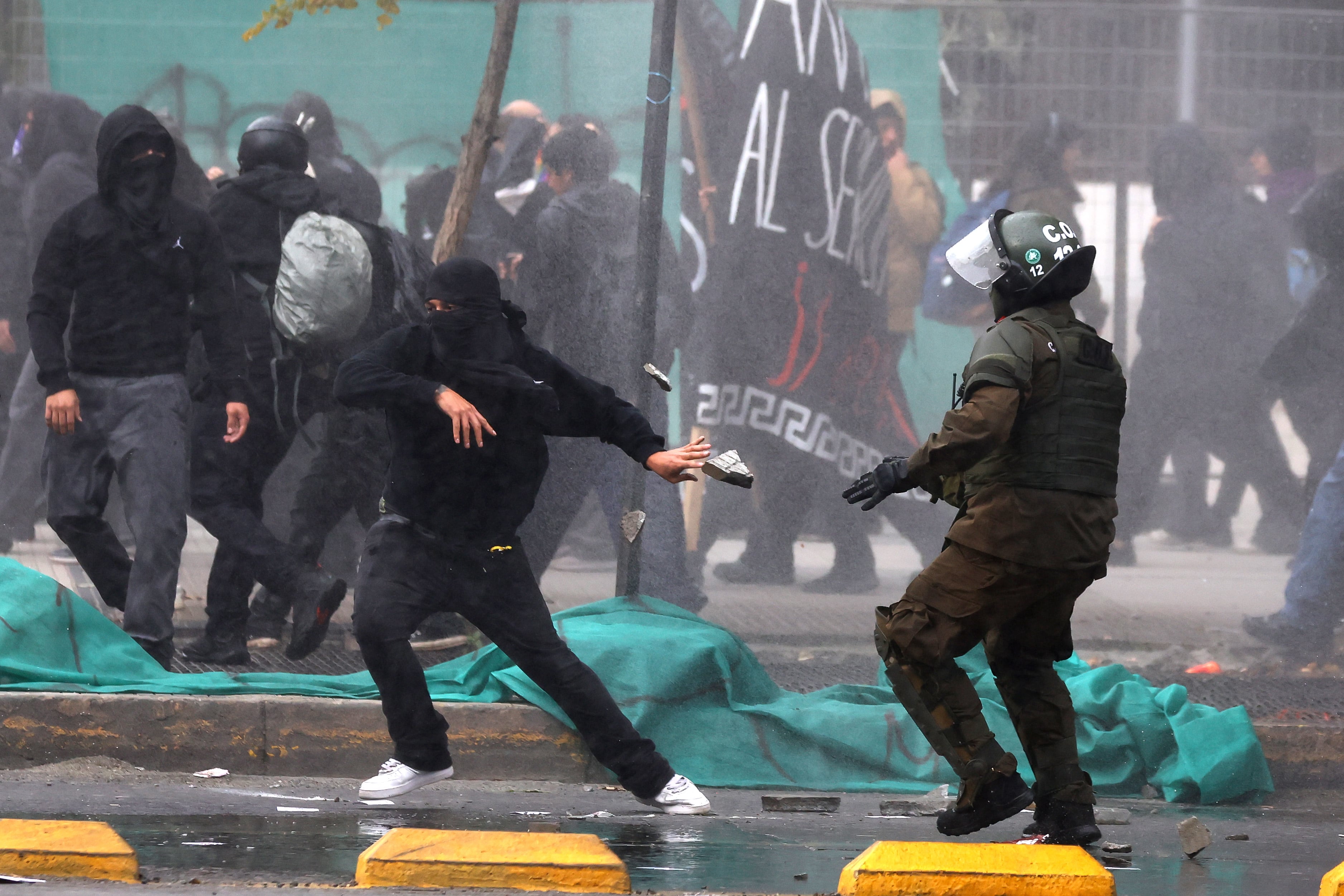 Marcha Confech: Codina informa de 35 detenidos por disturbios y afirma que joven herida habría sido alcanzada por piedra de manifestantes