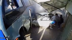 Micro intenta adelantar a otro bus y termina arriba de auto estacionado en San Pedro de la Paz