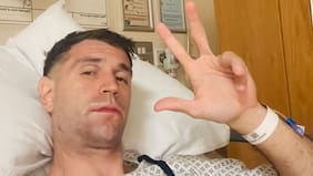 La reacción de Dibu Martínez tras ser operado por el fuerte choque que asustó al Chelsea y a Argentina