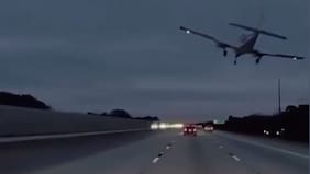 El momento en que un avión aterriza en una autopista y cae sobre un automóvil