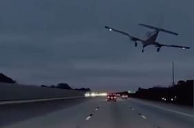 El momento en que un avión aterriza en una autopista y cae sobre un automóvil