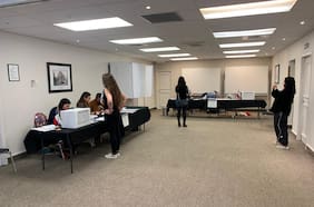 La primera foto de los chilenos en el exterior: participación disminuye un 58,7% y se impone el “En Contra” con 69%