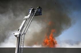 Qué hacer ante la presencia de humo por un incendio y cuáles son los síntomas de intoxicación