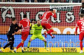 Sin Aránguiz, el Bayer Leverkusen cae con el Augsburgo