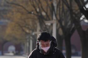 El frustrante regreso de las mascarillas en varios países: médicos temen que también ocurra en Chile