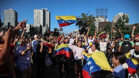 Estudio estima que una salida masiva de migrantes venezolanos podría reducir hasta 3% la fuerza laboral en Chile