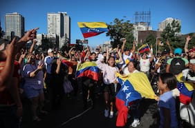 Estudio estima que una salida masiva de migrantes venezolanos podría reducir hasta 3% la fuerza laboral en Chile