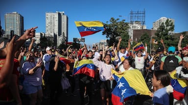 Estudio estima que una salida masiva de migrantes venezolanos podría reducir hasta 3% la fuerza laboral en Chile
