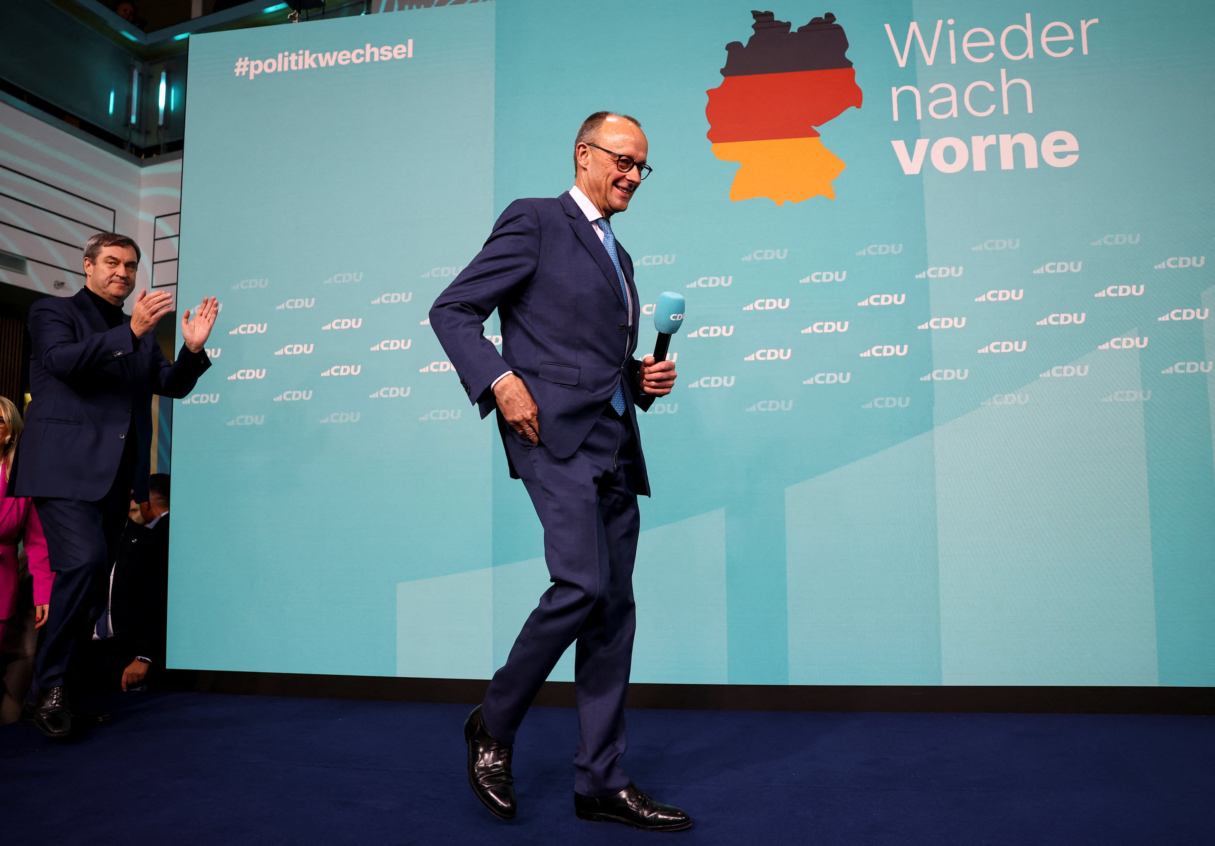 Friedrich Merz camina en el escenario tras las elecciones generales, en Berlín, Alemania, el 23 de febrero, 2025. Foto: Archivo