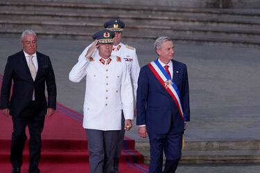 Kast llega a La Moneda y recibe honores de la Escolta Presidencial Granaderos