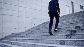 Cómo subir escaleras puede proteger tu corazón y prolongar tu longevidad, según una investigación